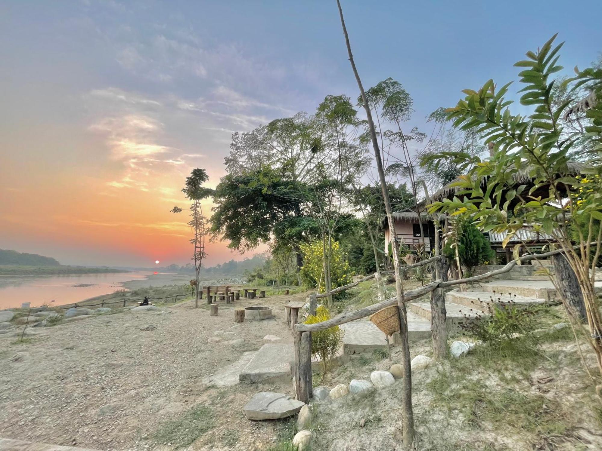 Bamby Chilling House - Feel The Nature Sauraha Exterior foto